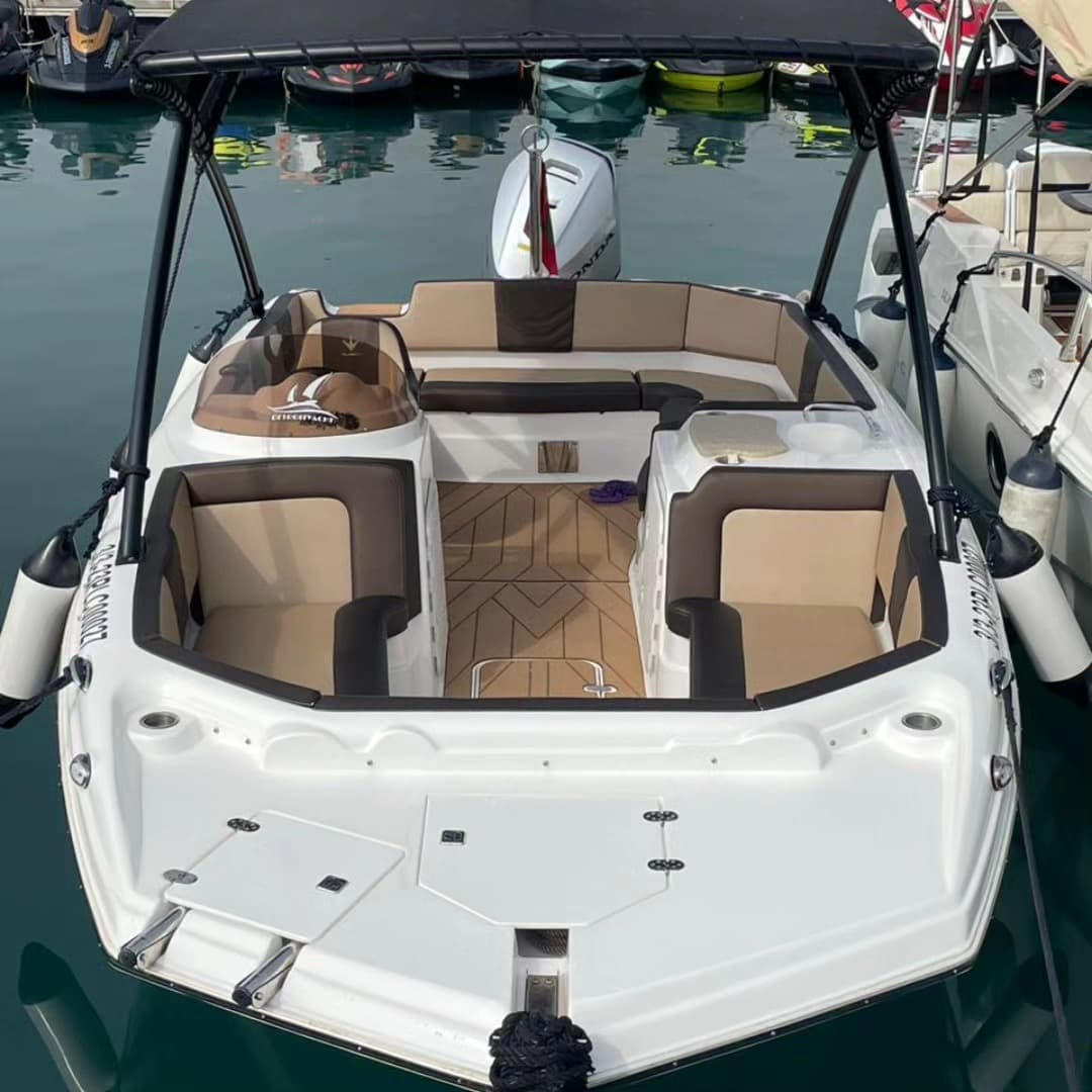 Greenyacht Bowrider à louer à Marina Smir — intérieur beige et teck diamant
