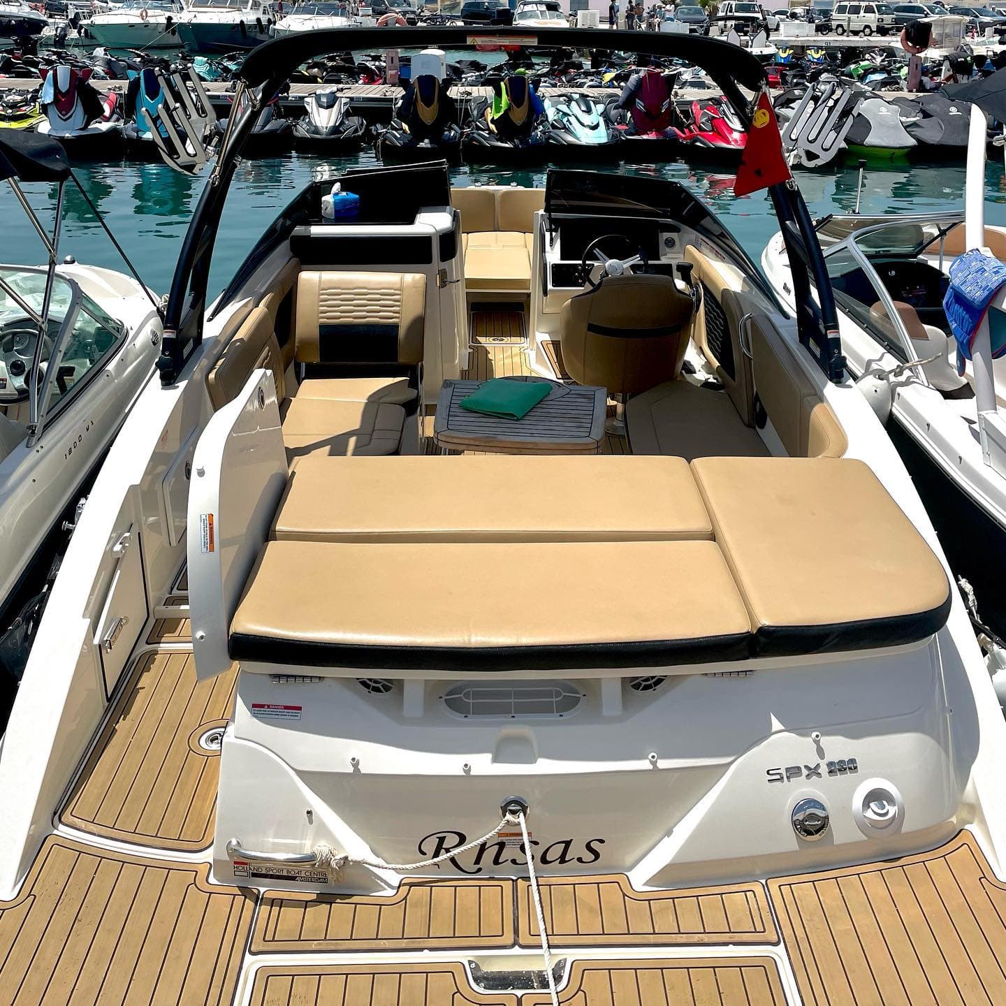 Sea Ray SPX 280 Rnsas à louer à Marina Smir — sun-pad arrière et cuir beige