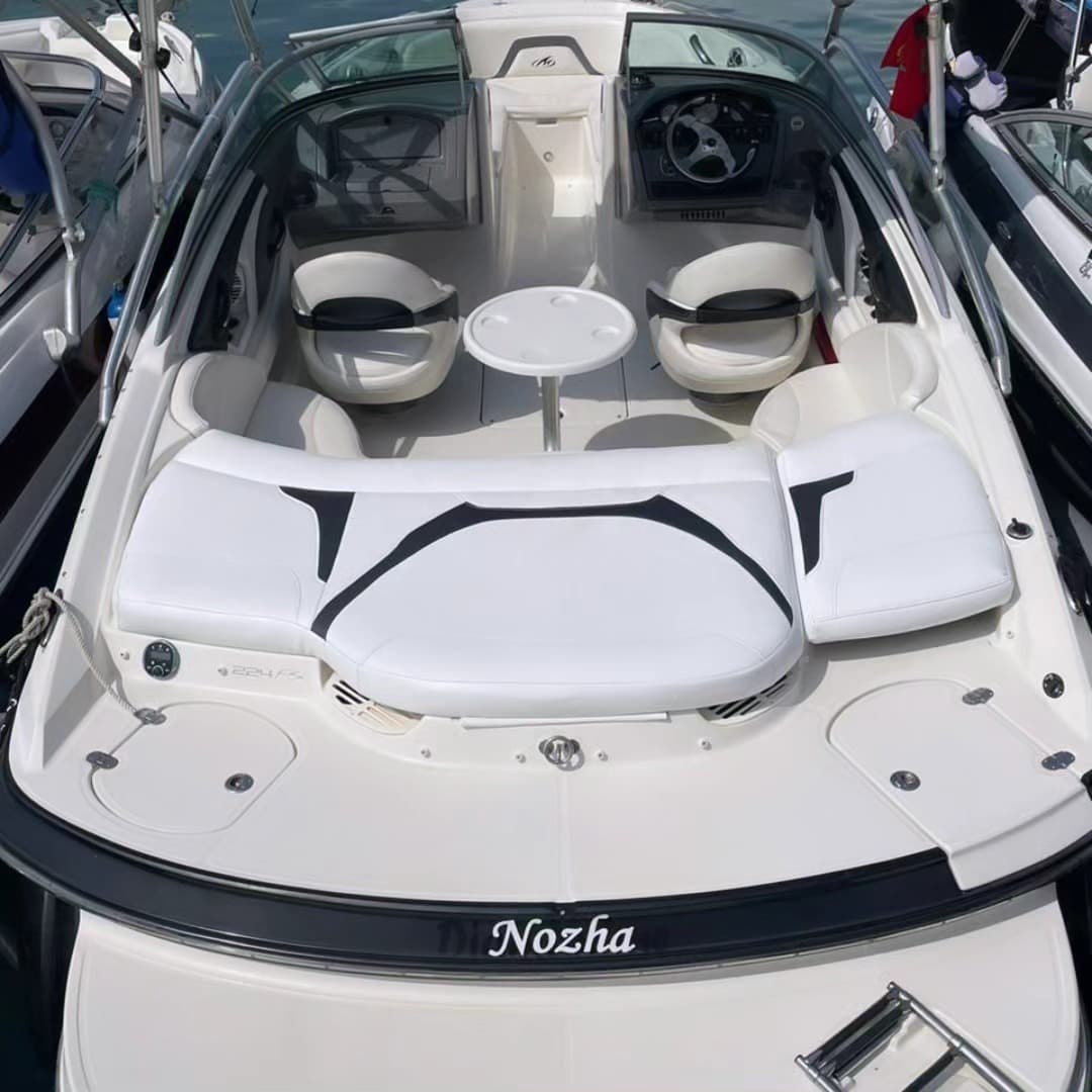 Monterey 224 FS Nozha à louer à Marina Smir — intérieur tout blanc