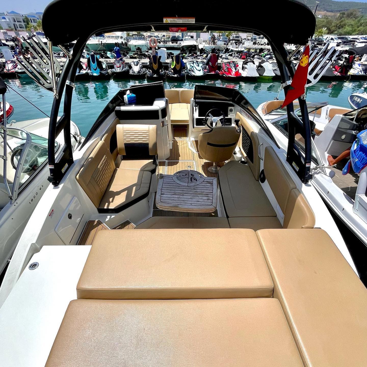 Sea Ray SPX 280 Rnsas à louer à Marina Smir — sun-pad arrière et cuir beige — 3