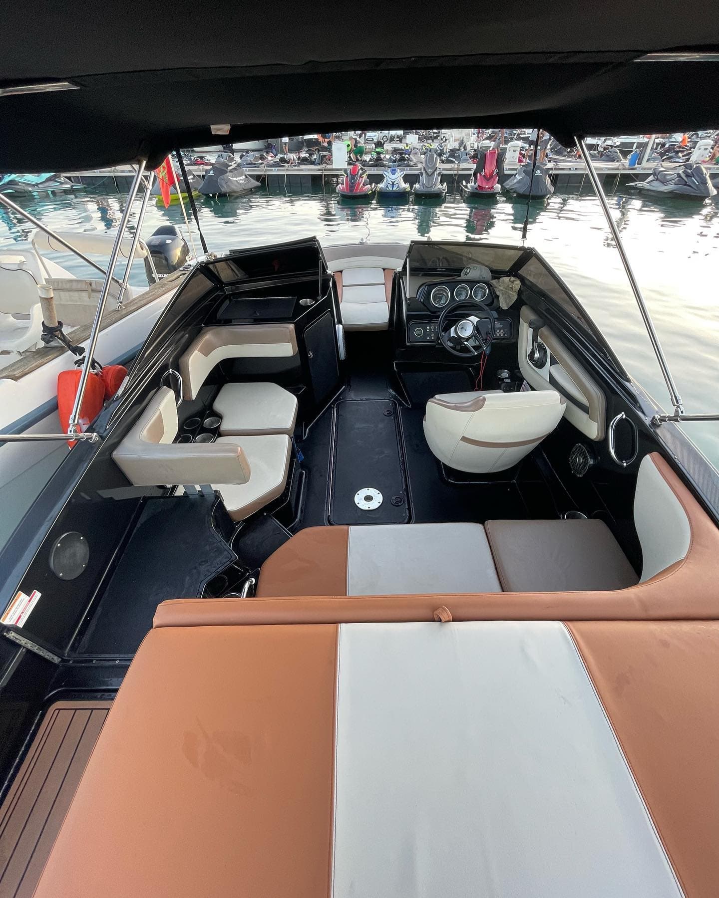 Sea Ray Bowrider noir à louer à Marina Smir — intérieur cuir cognac — 2