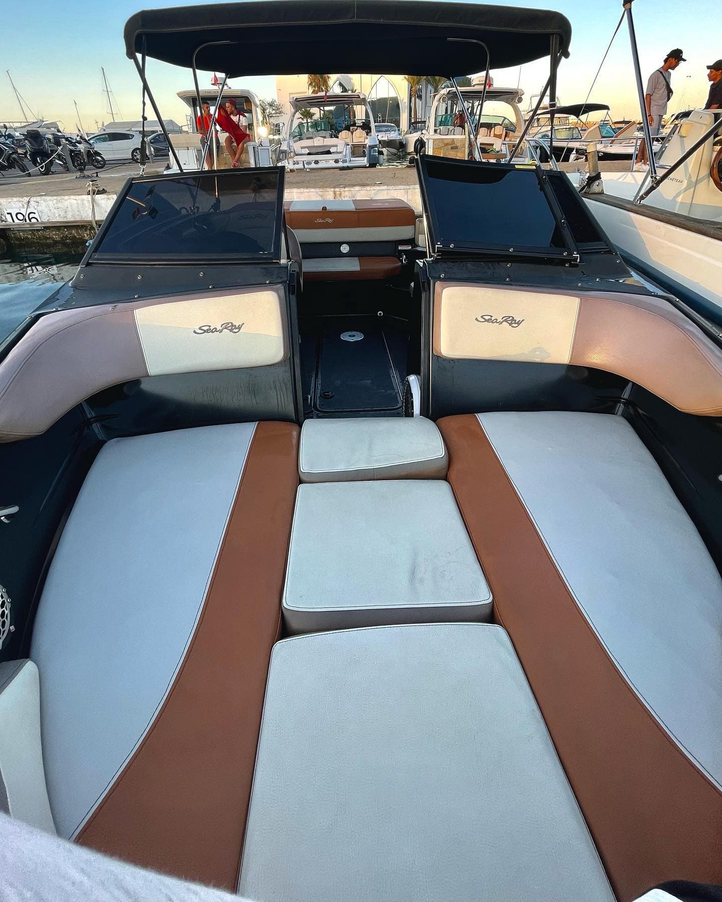 Sea Ray Bowrider noir à louer à Marina Smir — intérieur cuir cognac — 3