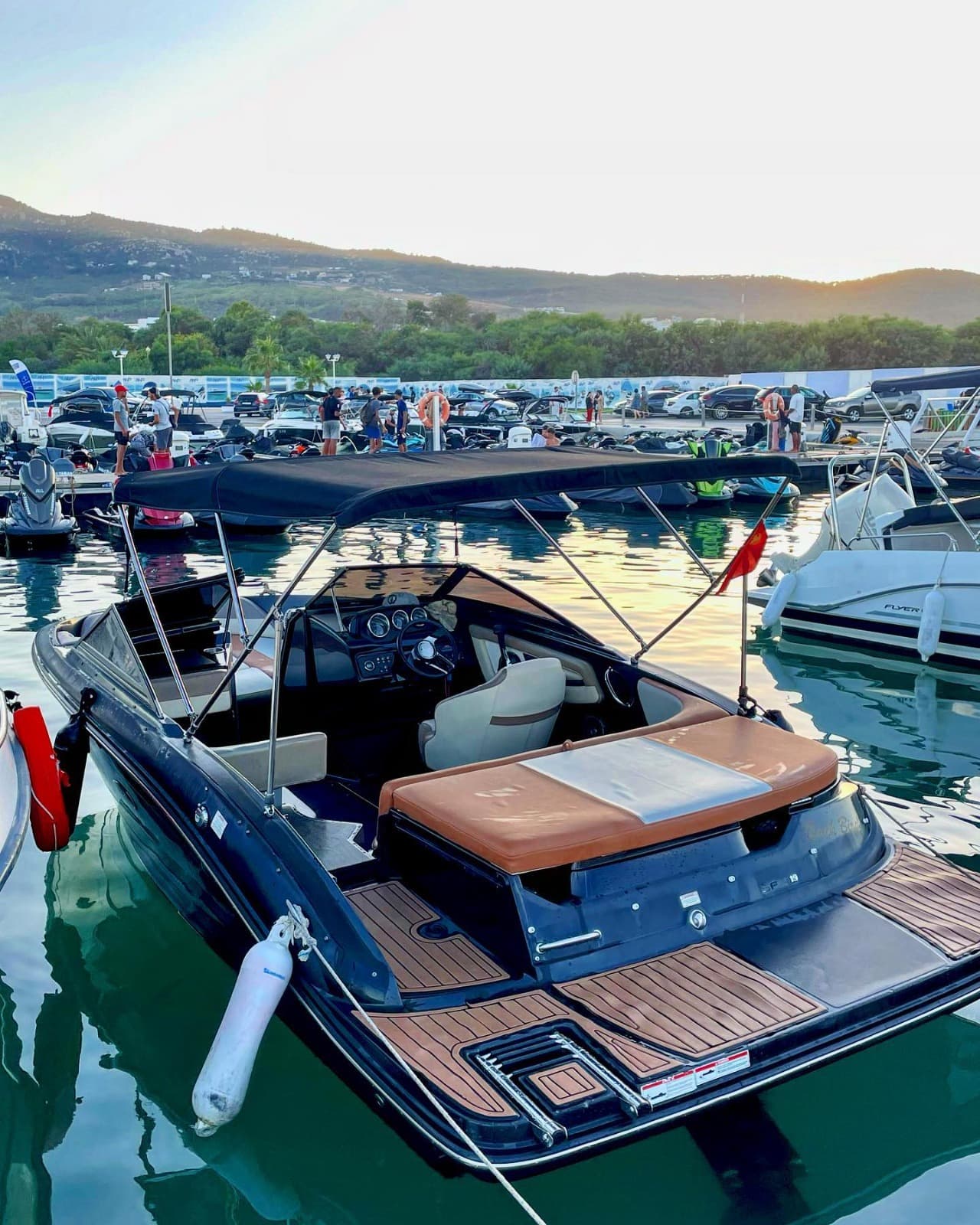 Sea Ray Bowrider noir à louer à Marina Smir — intérieur cuir cognac — 4