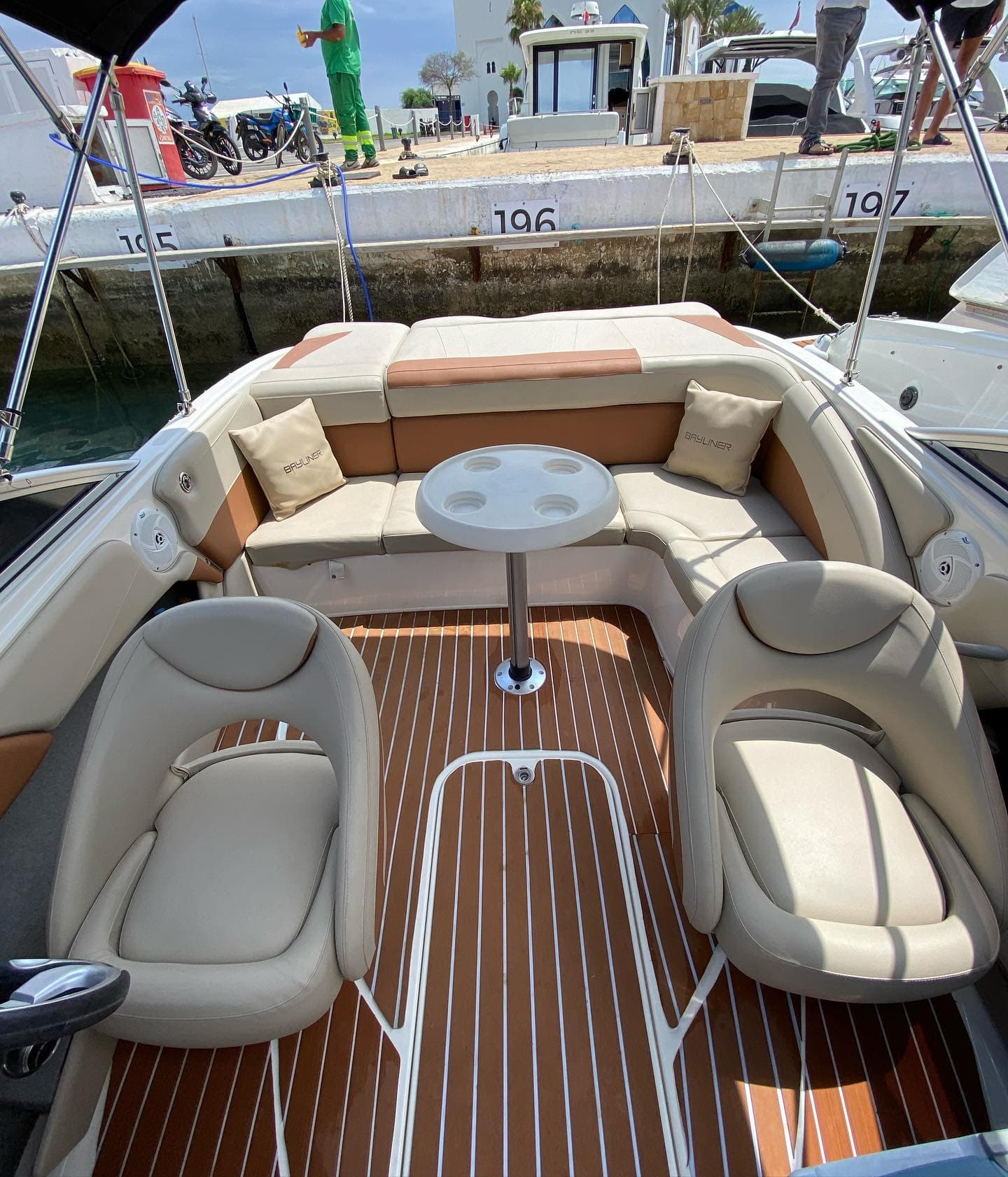 Bowrider Sebtaoui Med à Marina Smir — cuir crème et table centrale — 2