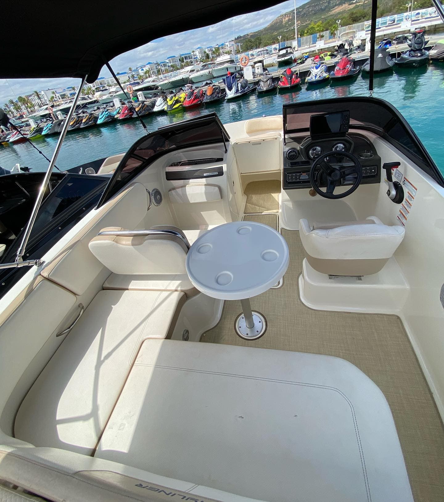 Bowrider Sebtaoui Med à Marina Smir — cuir crème et table centrale — 3