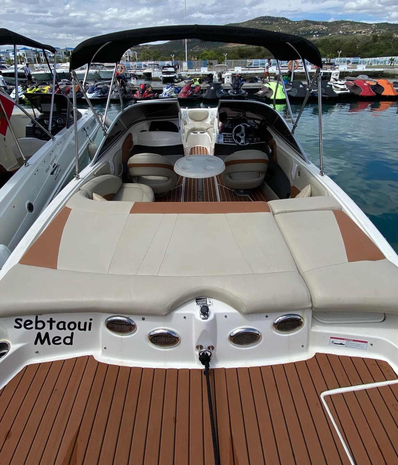 Bowrider Sebtaoui Med à Marina Smir — cuir crème et table centrale — 4